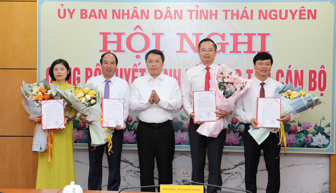 z5882666533161_91ebb575b4e5409258ff0c5783b61f63-180715_64.jpg Chủ tịch UBND tỉnh Thái Nguyên Nguyễn Huy Dũng (giữa) chúc mừng các cán bộ được điều động, bổ nhiệm.