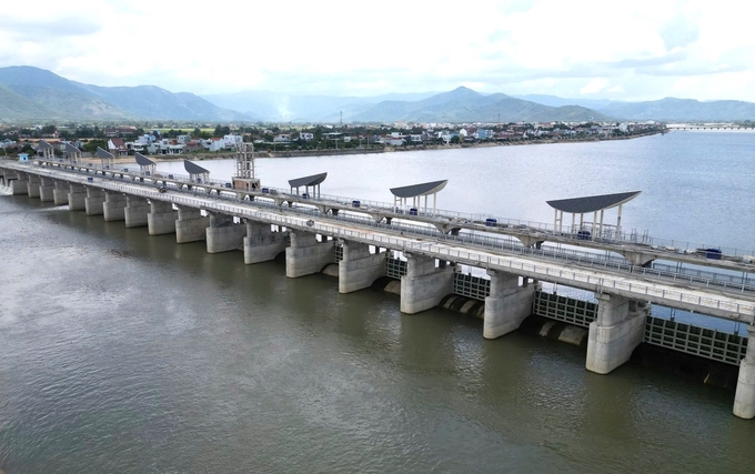 2-150051_907.jpg Đập dâng Phú Phong có chiều dài hơn 589m, bao gồm phần đập có cửa van rộng 350m với 20 khoang có cửa; đập tràn hai bên rộng 239m… Ảnh: V.Đ.T.