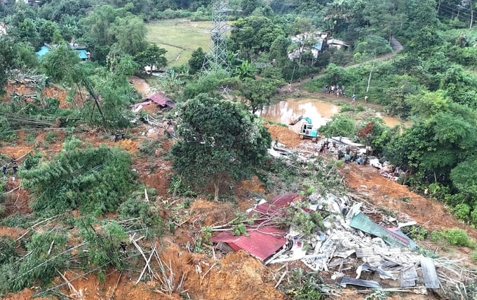 dji_20240929164935_0735_d-180640_663-180641.jpg Những ngôi nhà bị đất đá vùi lấp, đổ sập hoàn toàn. Ảnh: Đào Thanh.