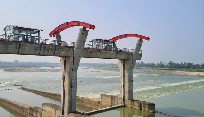 z5878442930863_b42bd275793c9e3aa83e799a284e4af9-125301_966.jpg Mấu chốt đến từ quá trình điều tiết nước hiệu quả của hệ thống thủy lợi Bắc Nghệ An. Ảnh: Việt Khánh.