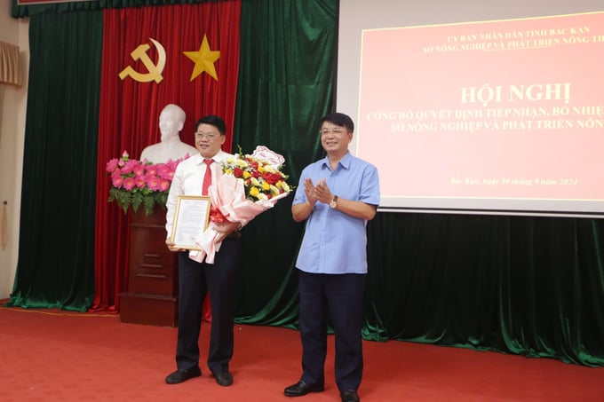 z5883111435548_341de5e2e2875ff54505399b48e7f1c2-081604_657.jpg Phó Chủ tịch UBND tỉnh Bắc Kạn Nông Quang Nhất (phải) trao quyết định bổ nhiệm tân Giám đốc Sở NN-PTNT. Ảnh: Ngọc Tú.