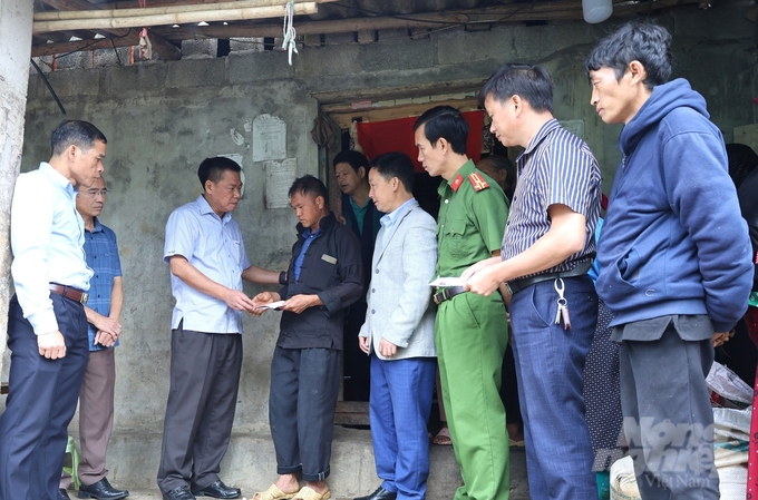 z5885112599857_a64e61aa7c63aba82a4386cfe50204cb-124127_454-124127.jpg Lãnh đạo huyện Đồng Văn động viên, thăm hỏi gia đình các nạn nhân. Ảnh: Thiện Ngay.