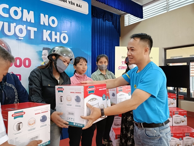 a-7-142740_32.jpg Hoạt động này nằm trong chương trình tặng 10.000 nồi cơm điện cho người dân bị thiệt hại do mưa lũ tại các tỉnh phía Bắc. Ảnh: Thanh Tiến.
