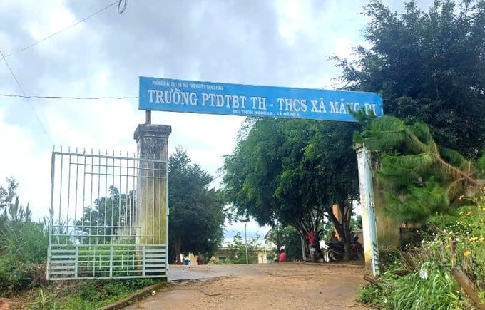 bgh-truong-pho-thong-dan-toc-ban-tru-th-thcs-xa-mang-ri-buong-long-quan-ly-co-so-vat-chat-121619_832.jpg Ban giám hiệu Trường Phổ thông dân tộc bán trú Tiểu học - Trung học cơ sở Măng Ri thiếu trách nhiệm trong việc quản lý tài sản công. Ảnh: Đ.L.