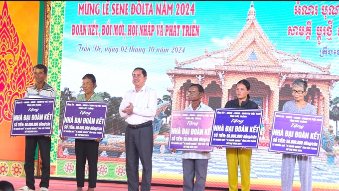 soc-trang-hop-mat-mung-le-sen-dolta-cua-dong-bao-dan-toc-khmer-183805_801.jpg Dịp này, lãnh đạo tỉnh Sóc Trăng và huyện Trần Đề đã trao tặng 10 căn nhà đại đoàn kết cho bà con đồng bào dân tộc Khmer khó khăn về nhà ở; trao 50 suất học bổng, mỗi suất 1 triệu đồng cho các em học sinh là con em đồng bào vượt khó, học giỏi. Ảnh: Kim Anh.