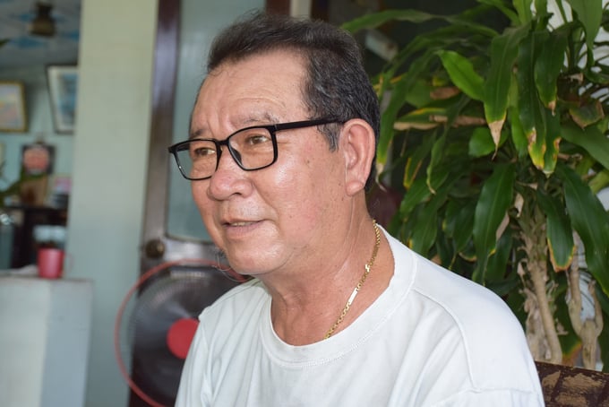 2-130243_198.jpg Ông Phan Văn Binh, người có 17 năm làm Bí thư Đảng ủy và 5 năm làm Chủ tịch UBND xã Nhơn Châu chia sẻ về đời sống của ngư dân xã đảo. Ảnh: V.Đ.T.
