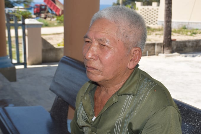 4-130245_688.jpg Ông Nguyễn Mười kể về thời vàng son của nghề lưới đăng đánh bắt cá thu. Ảnh: V.Đ.T.