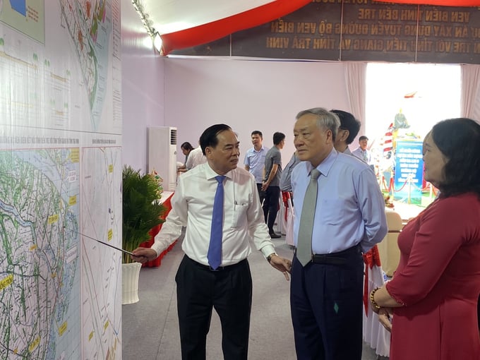 Ông Trần Ngọc Tam (trái) - Chủ tịch UBND tỉnh Bến Tre và bà Hồ Thị Hoàng Yến - Quyền Bí thư Tỉnh ủy giới thiệu Quy hoạch tỉnh thời kỳ 2021-2030 tầm nhìn đến năm 2050 đến Phó Thủ tướng Nguyễn Hòa Bình. Ảnh: Minh Đảm.