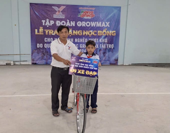 832bbf631926a078f937-131302_60.jpg Anh Trần Trường Giang, Trưởng Khu vực Bến Tre - Tập đoàn GrowMax đại diện Quỹ Khuyến học GrowMax động viên các em nhận học bổng của chương trình.