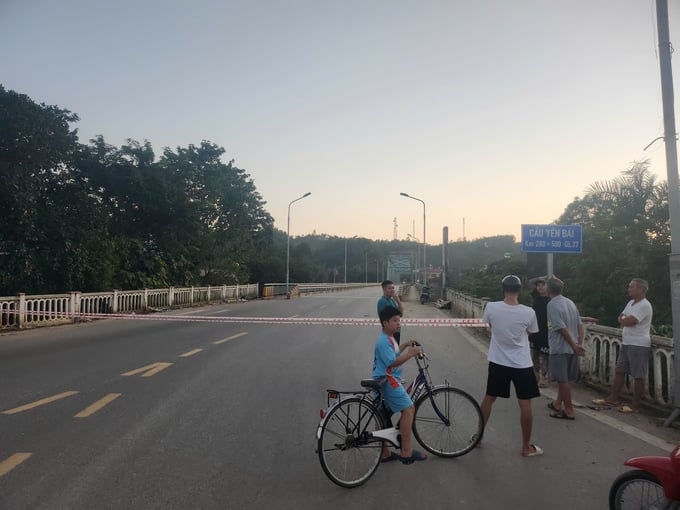 a-17-181443_911.jpg Sở Giao thông vận tải tỉnh Yên Bái ra công văn cấm người và phương tiện lưu thông qua cầu Yên Bái từ 17 giờ ngày 3/10.