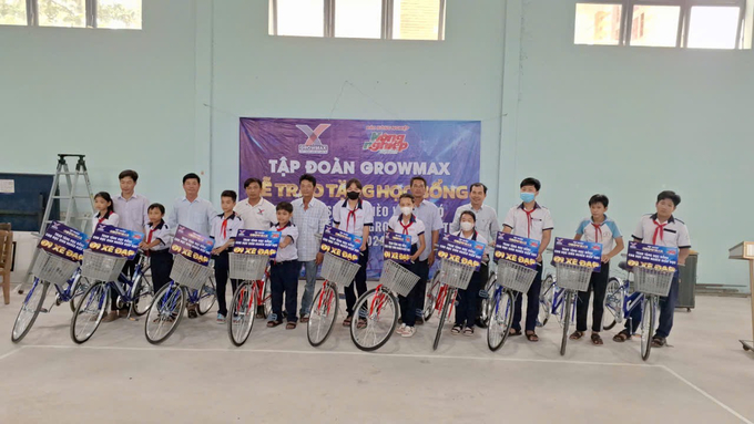 babe59c0f3854adb13944-131302_110.jpg Trao xe đạo cho các em học sinh tại Trường THCS Thạnh Phú Đông, huyện Giồng Trôm.