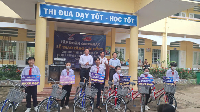 d0ac103aab7f12214b6e-131302_543.jpg Ngày 30/9, chúng tôi tiếp tục hành trình của mình tại Trường THCS Thạnh Trị, huyện Bình Đại với 6 xe đạp được trao tặng cho 6 em học sinh của nhà trường.