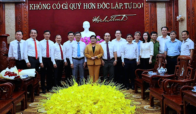 2-195458_426.jpg Chủ tịch UBND tỉnh Trần Tuệ Hiền trao quyết định bổ nhiệm cho 6 lãnh đạo sở, ngành và cán bộ lãnh đạo các địa phương. Ảnh: TTX Bình Phước.