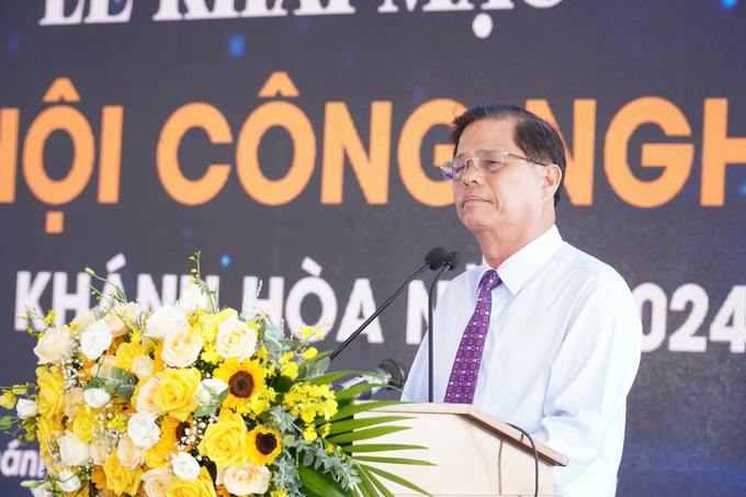 z5894748564875_6d1b7281c0422fc86ab175d8f310e1a8-110713_319.jpg Ông Nguyễn Tấn Tuân, Chủ tịch UBND tỉnh Khánh Hòa phát biểu tại hội nghị. Ảnh: PC.