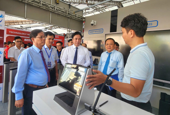 z5895047066245_999d8b332e6b42a64cc01dd8eefb7c96-110841_658.jpg Lãnh đạo tỉnh Khánh Hòa tham quan các gian hàng trưng bày sản phẩm công nghệ số. Ảnh: PC.