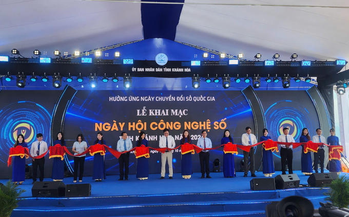 z5895067949977_c384f40fe9f5ff098f9c20e976879095-110511_689.jpg Các đại biểu cắt băng khai mạc ngày hội công nghệ số tỉnh Khánh Hòa năm 2024. Ảnh: PC.