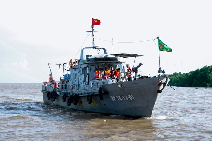 bo-doi-bien-phong-soc-trang-cuu-nan-thanh-cong-6-thuyen-vien-090712_388.jpg Tàu Hải đội 2 (Bộ đội Biên phòng Sóc Trăng) đưa các thuyền viên gặp nạn vào bờ an toàn. Ảnh: Văn Long.