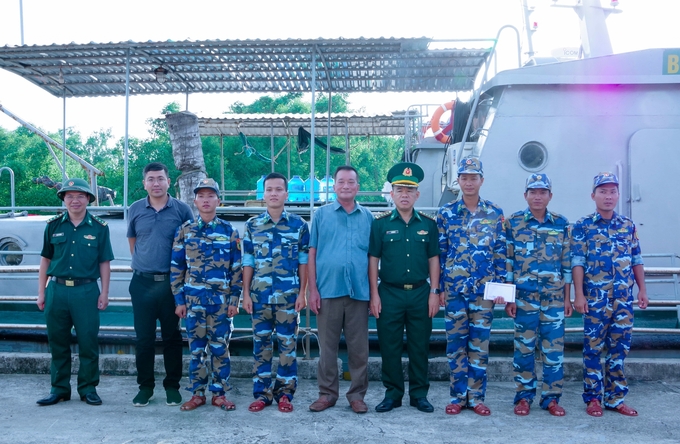 bo-doi-bien-phong-soc-trang-cuu-nan-thanh-cong-6-thuyen-vien-090815_953.jpg Lãnh đạo Bộ đội Biên phòng Sóc Trăng khen thưởng các cán bộ chiến sĩ tàu tuần tra Hải đội 2. Ảnh: Văn Long.