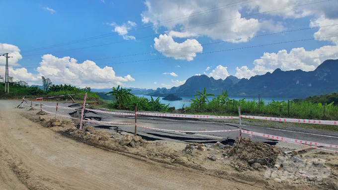 z5894956807655_4d03af6c8136504eab0b68c4286553c9-102319_439-102319.jpg Điểm sụt lún dài 35m, kéo sụt toàn bộ bề mặt đường và nứt gãy kéo dài tới mép hồ thủy điện Hòa Bình.
