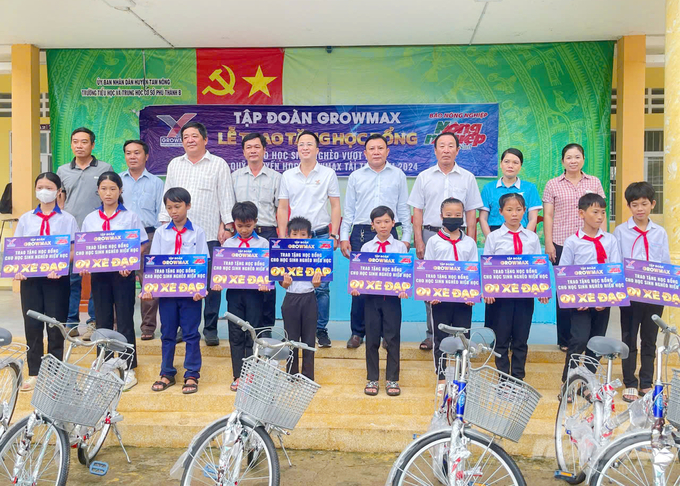 anh-1-102134_335-102134.jpg Đại diện Quỹ Khuyến học GrowMax trao xe đạp cho các em học sinh có hoàn cảnh khó khăn tại Trường Tiểu học Phú Thành B. Ảnh: Lê Hoàng Vũ.