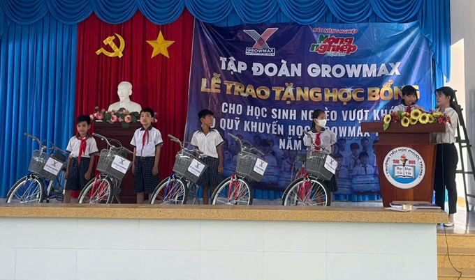 ba206e947de9c4b79df8-174432_29.jpg Trao học bổng tại Trường Tiểu học Phước Trung, huyện Gò Công Đông.