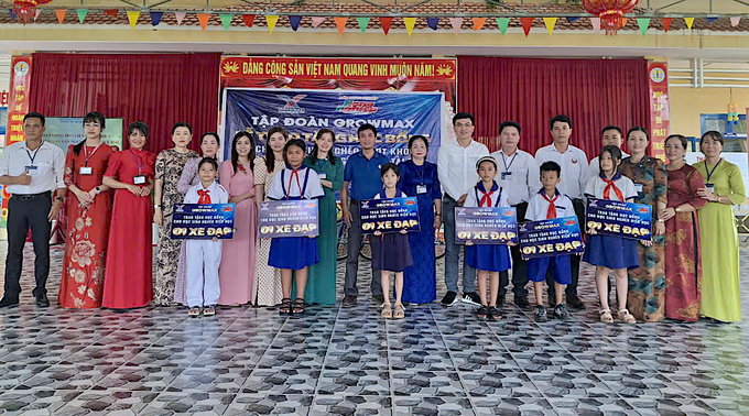 bac-lieu-174311_70.jpg Trao học bổng tại Trường Tiểu học Đông Hải, xã Vĩnh Hậu A, huyện Hòa Bình, tỉnh Bạc Liêu.