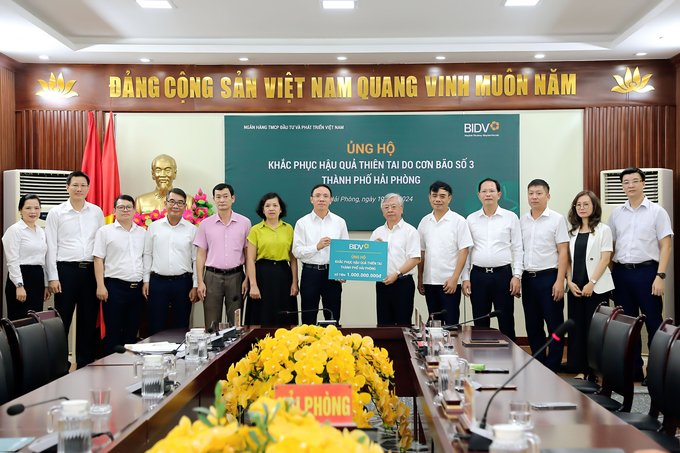 bidv-ung-ho-khac-phuc-hau-qua-con-bao-so-3-tai-tphai-phong1-194627_391.jpg Ông Trần Xuân Hoàng - Phó Bí thư thường trực Đảng ủy, Ủy viên HĐQT BIDV - đại diện Ngân hàng trao kinh phí ủng hộ khắc phục hậu quả thiên tai do bão số 3 tại thành phố Hải Phòng.