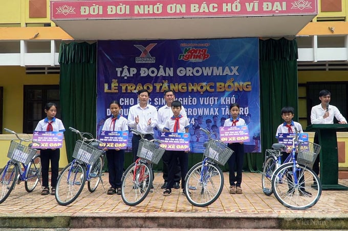 c0126t01-084801_747-084801.jpg Trong những năm qua, nhiều học sinh vùng biển trên cả nước đã được nhận quà từ Quỹ khuyến học Growmax do Tập đoàn Growmax và Báo Nông nghiệp Việt Nam sáng lập. Ảnh: Võ Dũng.