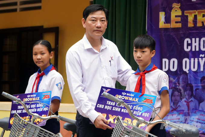 dsc02696-084801_297-084802.jpg Ông Lê Quang Vinh, Trưởng khu vực Huế - Quảng Trị của Tập đoàn Growmax trao xe đạp cho học sinh tại trường THCS Hiền Thành. Ảnh: Võ Dũng.