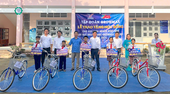 Còn tại thành phố Gò Công, Quỹ Khuyến học GrowMax tặng học bổng cho 5 em học sinh Trường Tiểu học Long Chánh, phường Long Chánh để động viên các em nỗ lực vươn lên trong học tập.