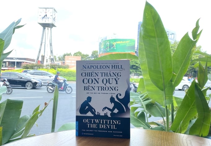1-chien-thang-con-quy-trong-ban-3-081955_645.jpg Cuốn sách 'Chiến thắng Con Quỷ bên trong' phiên bản tiếng Việt.