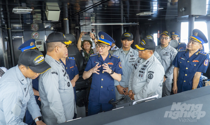 don-tau-6-174310_473-174311.jpg Ngay sau lễ đón, các đại biểu lên tham quan Tàu KN. Pulau Dana - 323 của lực lượng Cảnh sát biển Indonesia.