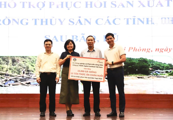 hinh-1-095716_433.jpg Japfa Việt Nam phối hợp với Bộ Nông nghiệp và Phát triển nông thôn trao tặng gà giống và thức ăn chăn nuôi cho các địa phương.
