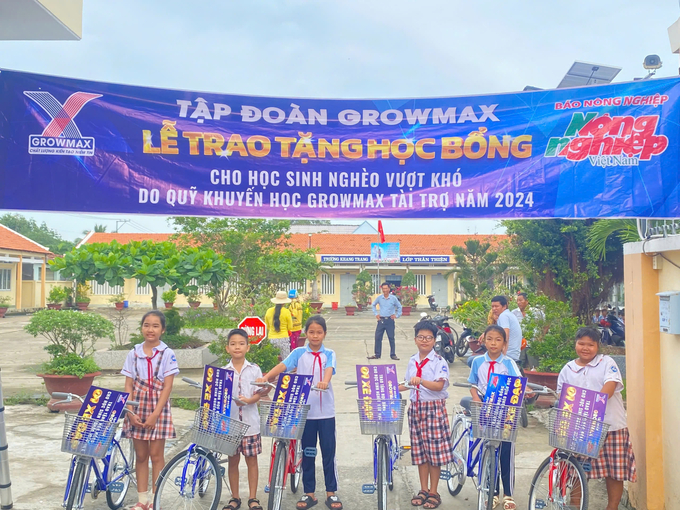 th-viet-lam-103100_574.jpg 6 em học sinh Trường Tiểu học Việt Lâm (huyện Châu Thành) được nhận xe đạp ngày 30/9.