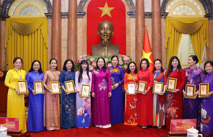 z5909100099287_27e5aaf2a91c1273b52eed23c1249f69-172921_777.jpg Phó Chủ tịch nước Võ Thị Ánh Xuân (thứ 6 từ trái sang) tặng ảnh chân dung Bác Hồ cho các chủ tịch hội liên hiệp phụ nữ cấp huyện tiêu biểu toàn quốc. Ảnh: TL.