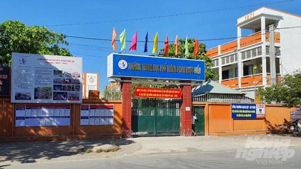 truong-thpt-phan-ngoc-hien-ca-mau-3837-3337-1-085530_816-085530.jpg Trường THPT Phan Ngọc Hiển. Ảnh: Trọng Linh.