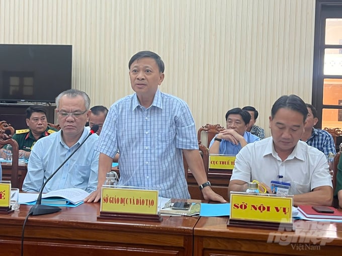 z5910877988823_acc7ac0a7cb3a911028caf62010b30f8-085645_300-085646.jpg Dương Hồng Tân, Phó Giám đốc Sở GD&ĐT tỉnh Bạc Liêu thông tin với báo chí. Ảnh: Trọng Linh.
