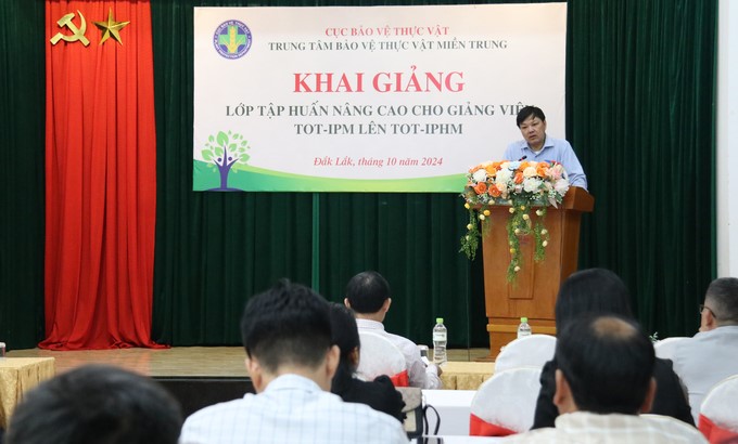 Mr. Luong Anh Tuan, Director of the Central Regional Plant Protection Center, spoke at the opening of the training class. Photo: Quang Yen.