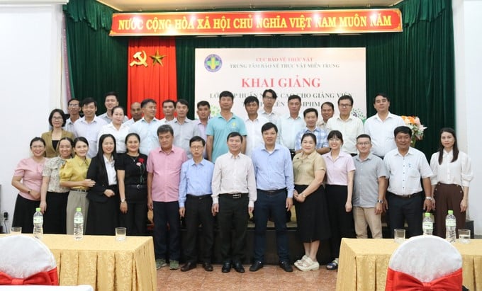 The training class, with the participation of 30 students and the companionship of five national TOT-IPHM teachers, will contribute to promoting the IPHM program in localities. Photo: Quang Yen.