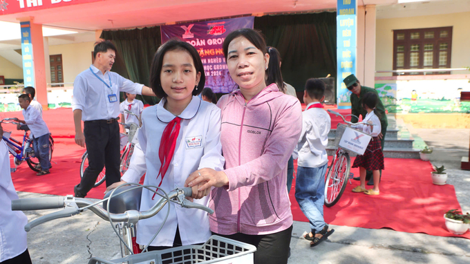 27eb551d2b3a9264cb2b-133710_525.jpg Chị Vi Thị Nhàn và con gái vui mừng nhận chiếc xe đạp mới. Ảnh: Thanh Phương.