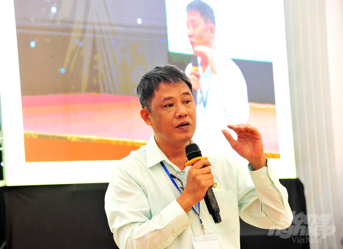 anh-2-122032_278-122033.jpg Ông Nguyễn Việt Khởi, Giám đốc ngành hàng Công ty TNHH Hóa Nông Lúa Vàng cho rằng, điều kiện nắng mưa thất thường không những ảnh hưởng đến hiệu quả của thuốc khi phun xịt mà còn tạo điều kiện thuận lợi cho dịch bệnh bùng phát mạnh. Ảnh: Lê Hoàng Vũ.
