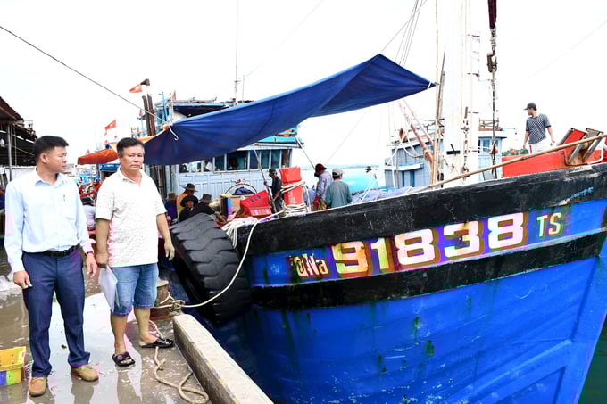 Local authorities in Quang Nam Province inspecting fishing vessels docked at Tam Quang Port in Nui Thanh District. Photo: L.K.