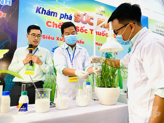 anh-3-122034_989-122034.jpg Hóa Nông Lúa Vàng còn nghiên cứu ứng dụng công nghệ mới vào các sản phẩm thuốc trừ bệnh như: siêu xuyên thấu, màng bảo vệ tối đa, công nghệ hạt G vừa tăng hiệu quả phòng trừ vừa tăng sức đề kháng giúp cho cây lúa thích nghi với điều kiện thời tiết nắng mưa thất thường. Ảnh: Lê Hoàng Vũ.