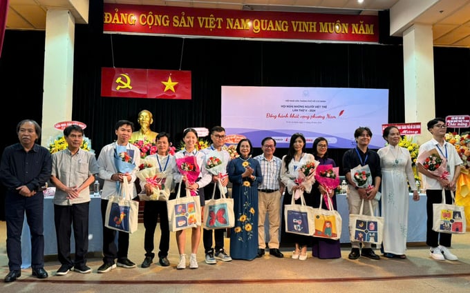 z5918374392971_cf9d64d23c01889fb37fc551f820af24-102752_711.jpg Vinh danh các gương mặt xuất sắc trong đội ngũ tác giả trẻ.