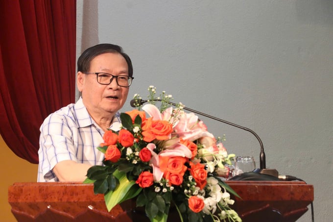 z5918377206099_cbaea9fb7f2ed391590b4da8413a66f7-102847_915.jpg Nhà văn Nguyễn Nhật Ánh chia sẻ kinh nghiệm với thế hệ sau.