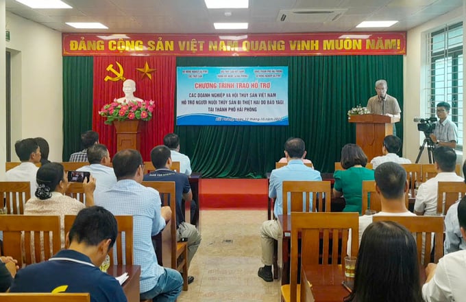 cuc-thuy-san-tiep-tuc-ho-tro-nguoi-nuoi-trong-thuy-san-hai-phong-hai-duong-195450_564.jpg Đây là lần thứ 2 Cục Thủy sản phối hợp với các doanh nghiệp trao hỗ trợ cho người dân tại Hải Phòng hoạt động trong lĩnh vực thủy sản bị thiệt hại do bão số 3. Ảnh: CTV.