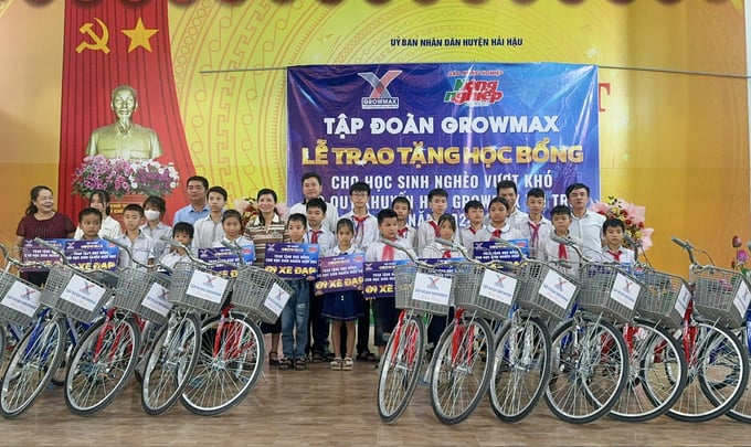 thap-ngon-lua-hy-vong-cho-hoc-sinh-ven-bien-hai-phong-nam-dinh-205027_101.jpg Quỹ Khuyến học GrowMax trao tặng xe đạp cho các em học sinh có hoàn cảnh khó khăn, gia đình thiệt hại nặng nề do bão số 3 tại huyện Hải Hậu, tỉnh Nam Định. Ảnh: Doãn Hạnh.