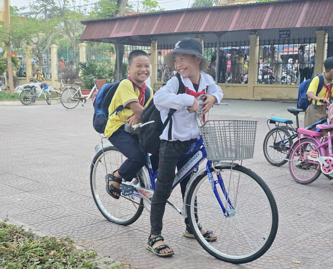 thap-ngon-lua-hy-vong-cho-hoc-sinh-ven-bien-hai-phong-nam-dinh-205238_36.jpg Những nụ cười xuất hiện trên khuôn mặt các em học sinh sau khi nhận được xe đạp. Ảnh: Đinh Mười.