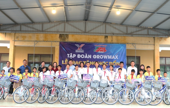 thap-ngon-lua-hy-vong-cho-hoc-sinh-ven-bien-hai-phong-nam-dinh-205414_770.jpg Quỹ Khuyến học GrowMax trao tặng xe đạp cho các em học sinh khó khăn tại xã Tân Trào, huyện Kiến Thụy, thành phố Hải Phòng. Ảnh: Đinh Mười.