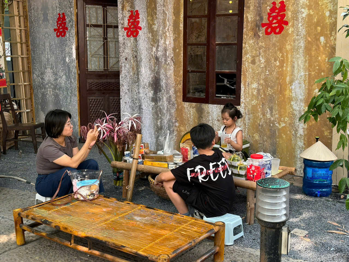 anh-10_-em-nho-dong-vai-nguoi-ban-tra-da-duoc-me-cua-minh-ghi-lai-nhung-ky-niem-dang-nho-khi-tham-gia-chuong-trinh-113317_18.jpg Các em nhỏ đóng vai người bán trà đá được mẹ của mình ghi lại những kỷ niệm đáng nhớ khi tham gia chương trình.